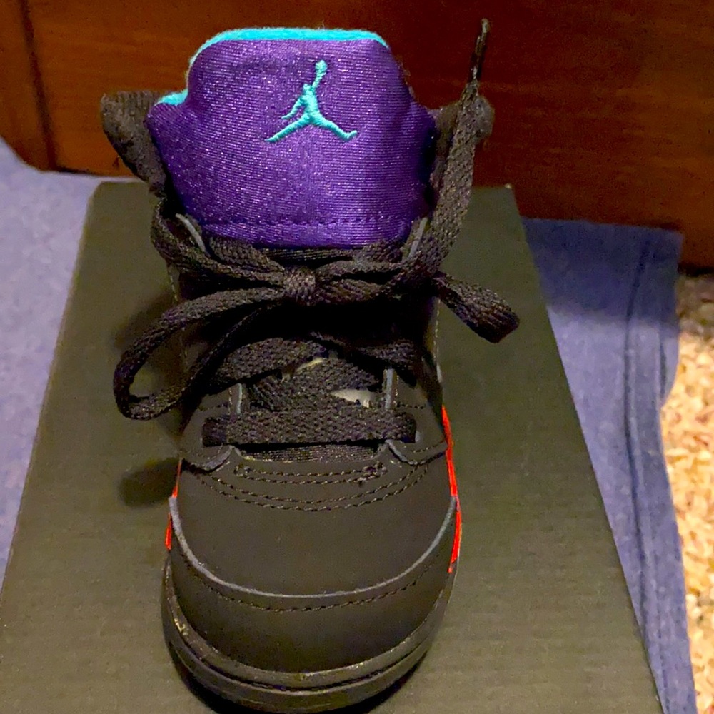 Selling a gently worn (worn 3 times) excellent condition Retro Jordan 5.